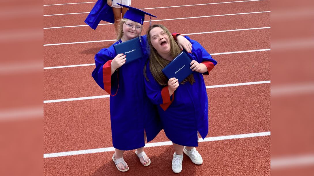 Lifelong best friends who graduated kindergarten together cross the stage as high school graduates - Vimarsana News