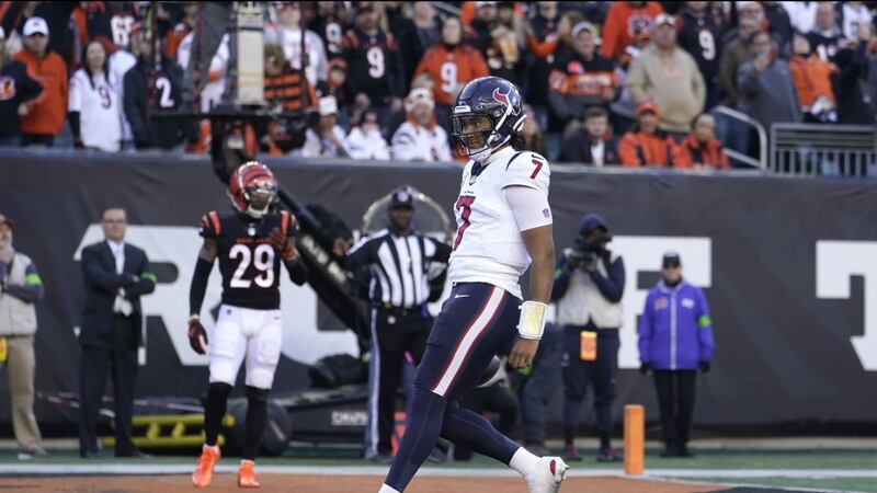 Houston Texans quarterback C.J. Stroud (7) runs for a touchdown against the Cincinnati Bengals...